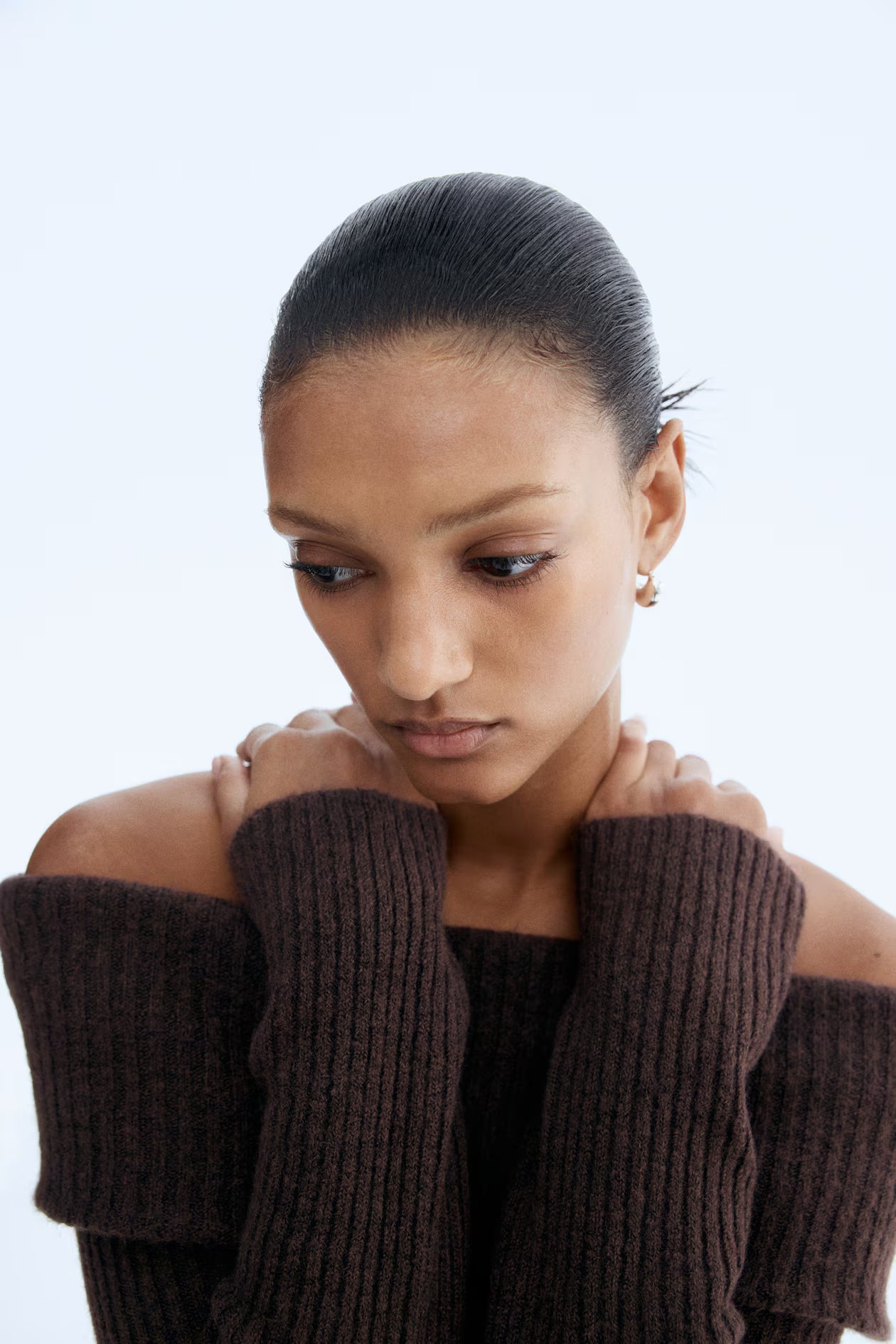 Bluzka z odkrytymi ramionami, wykonana z dzianiny ściągaczowej