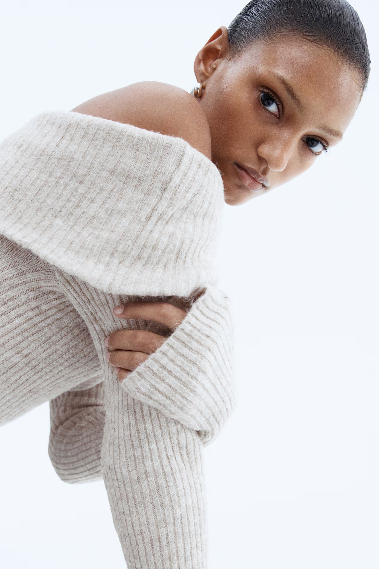 Bluzka z odkrytymi ramionami, wykonana z dzianiny ściągaczowej