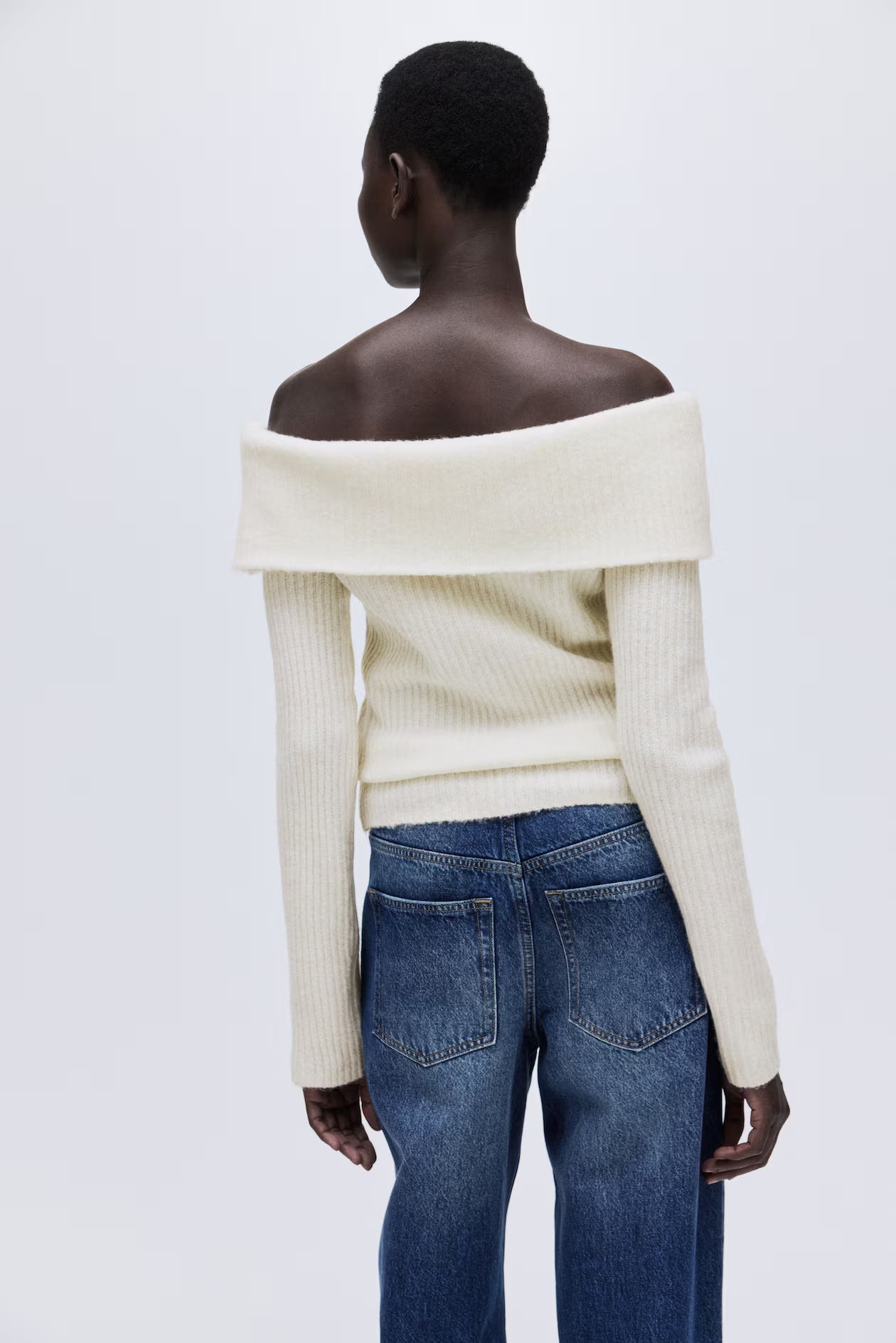 Bluzka z odkrytymi ramionami, wykonana z dzianiny ściągaczowej