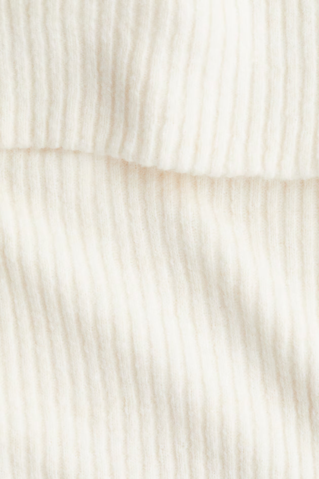 Bluzka z odkrytymi ramionami, wykonana z dzianiny ściągaczowej