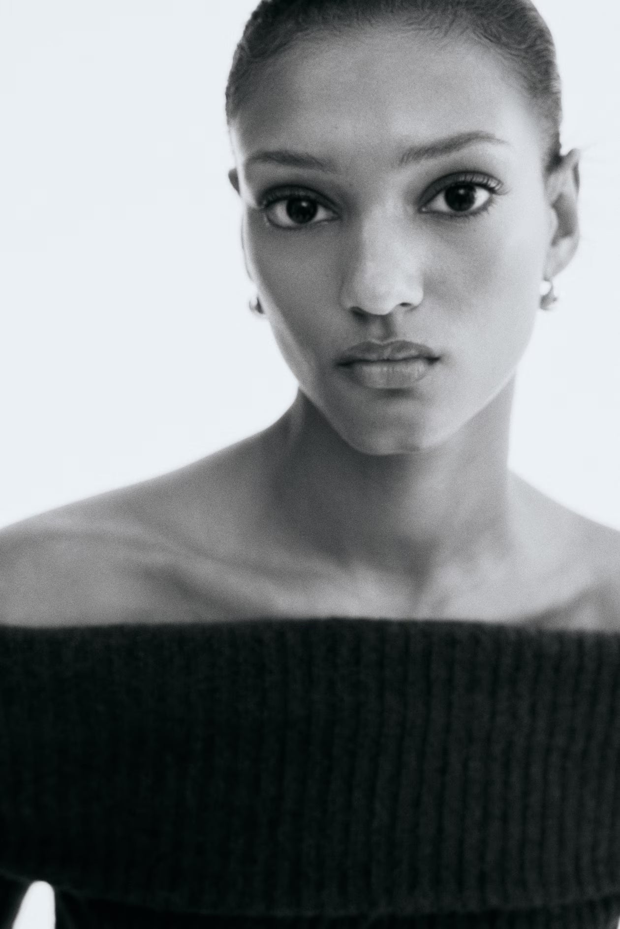 Bluzka z odkrytymi ramionami, wykonana z dzianiny ściągaczowej